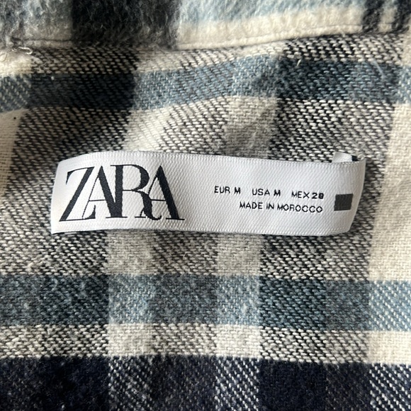 This is a cropped plaid jacket. I'm selling it because I no longer wear it. - Picture 4 of 4